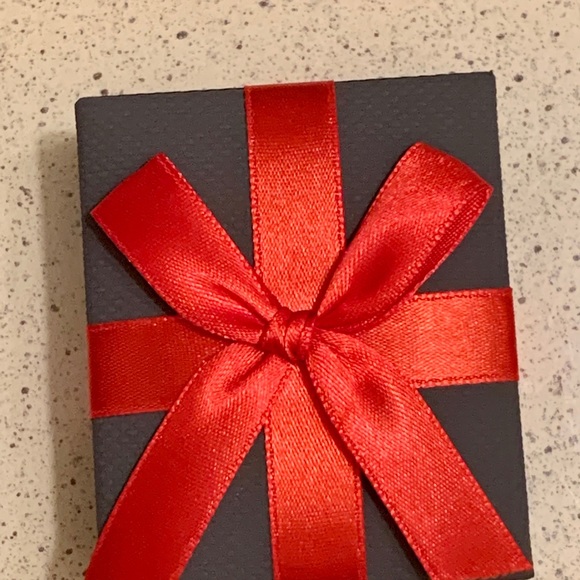 1/10 CTTW Diamond SS stud earrings NIB - Picture 6 of 7